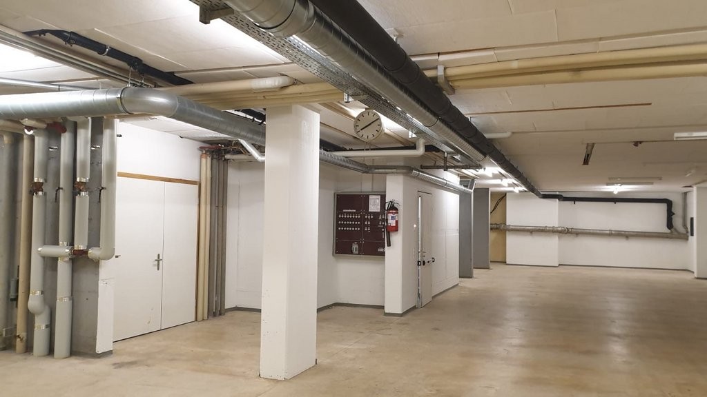 323m² storage room