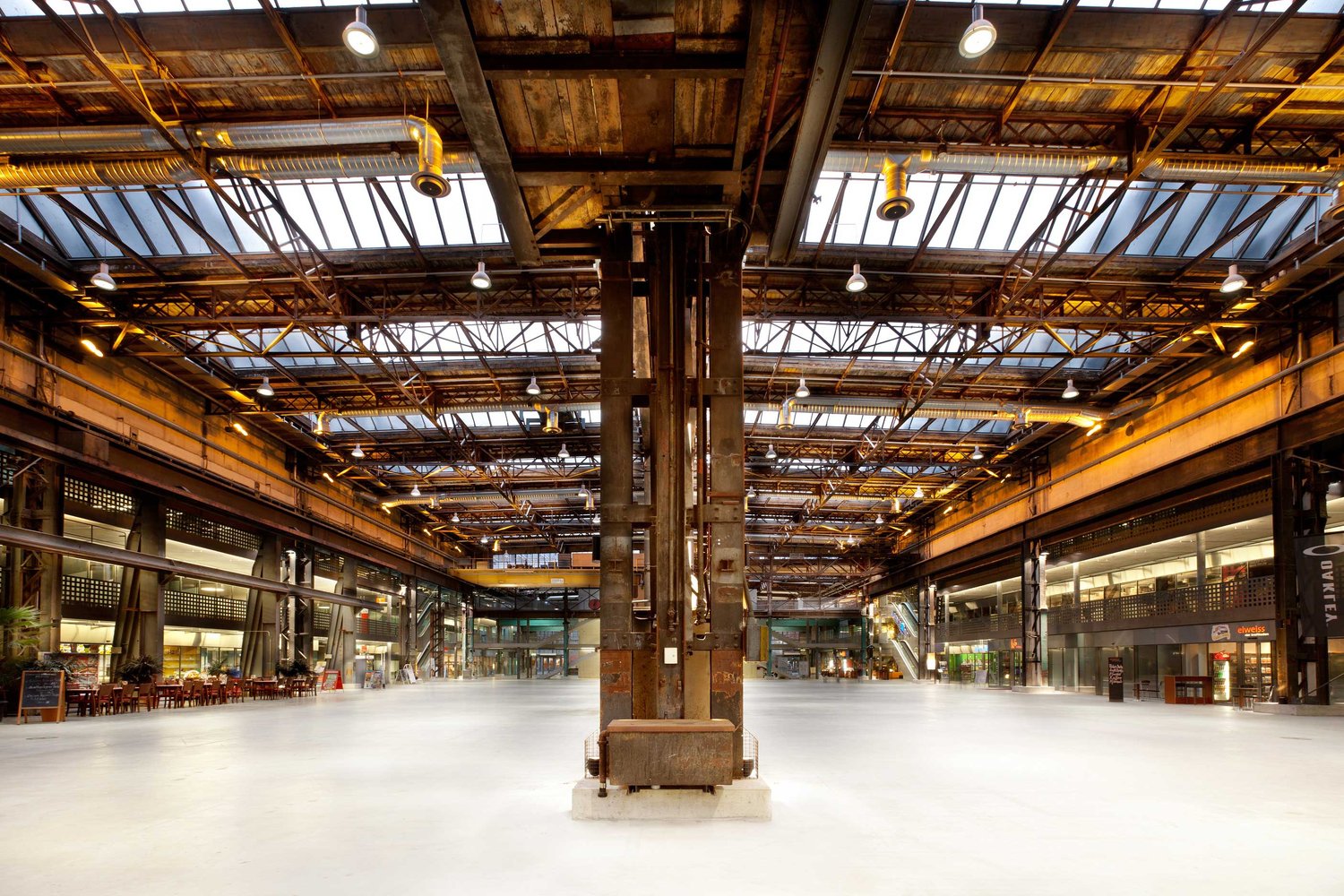 633m² shop