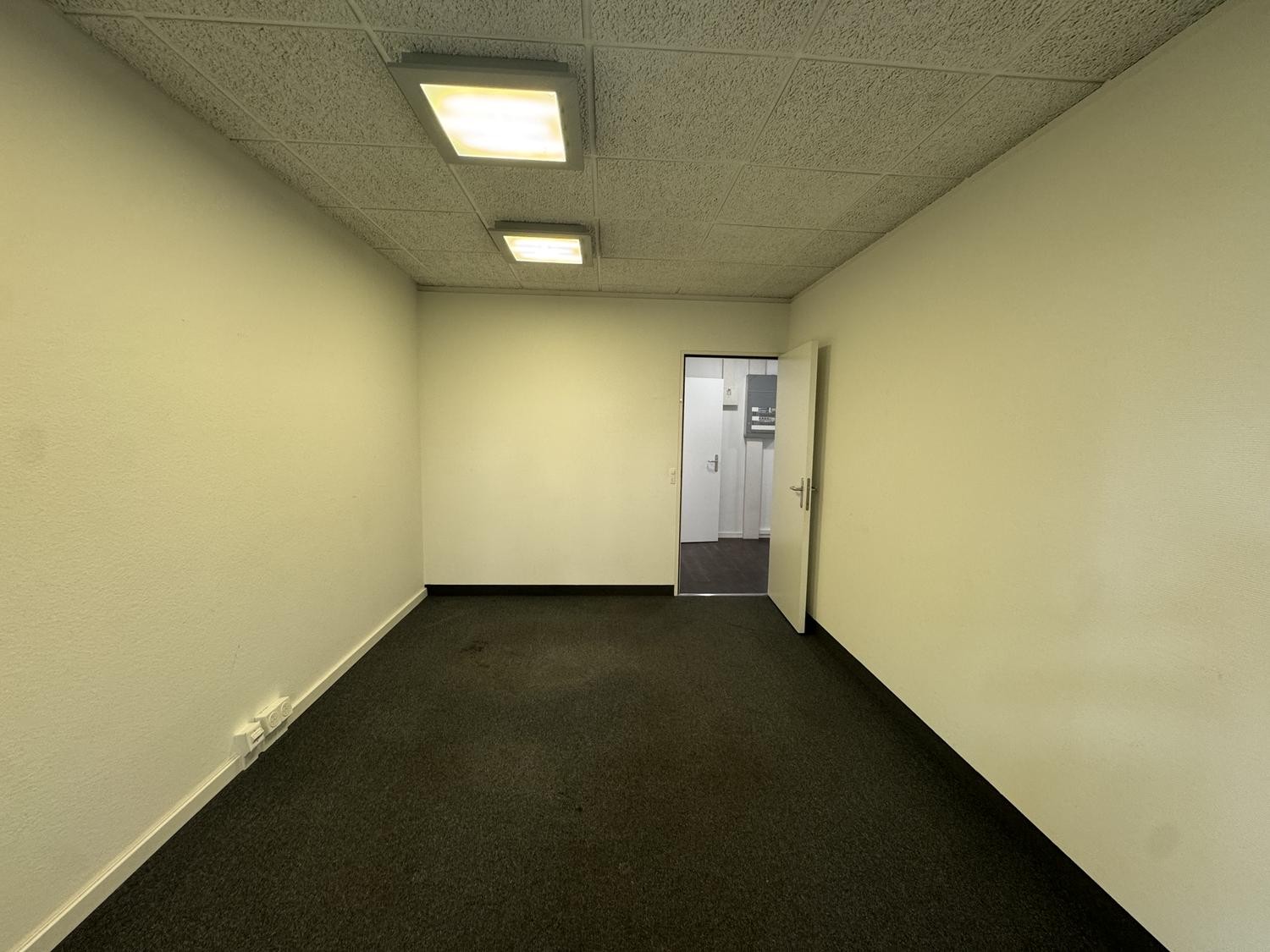 134m² shop