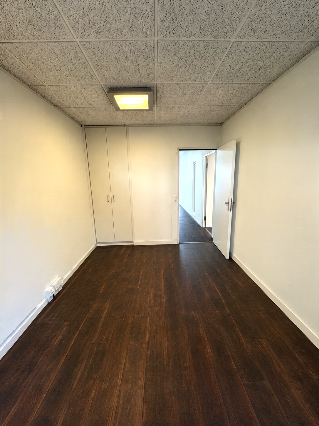 134m² shop