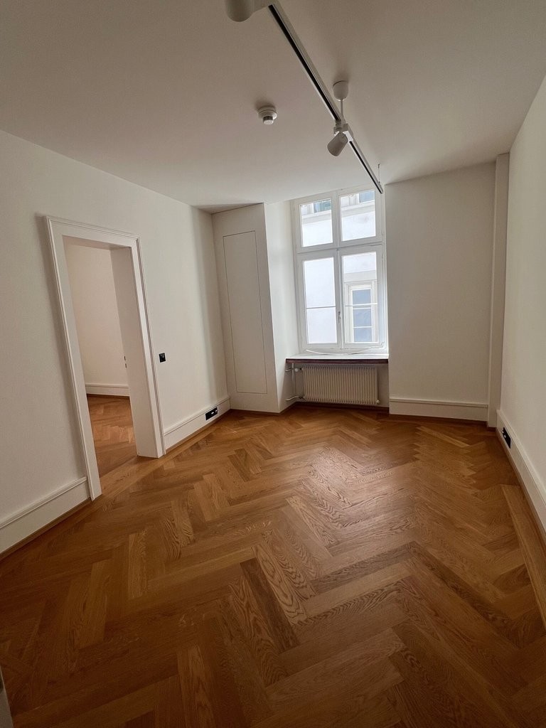 135m² office