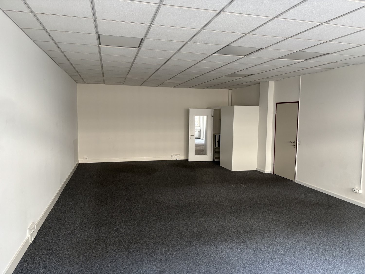 61m² commercial