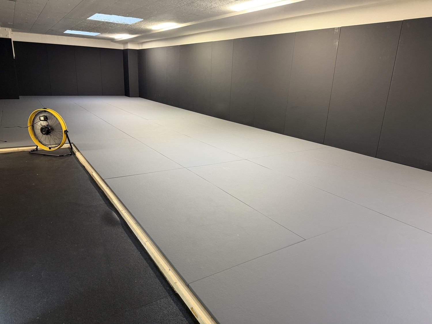 90m² commercial