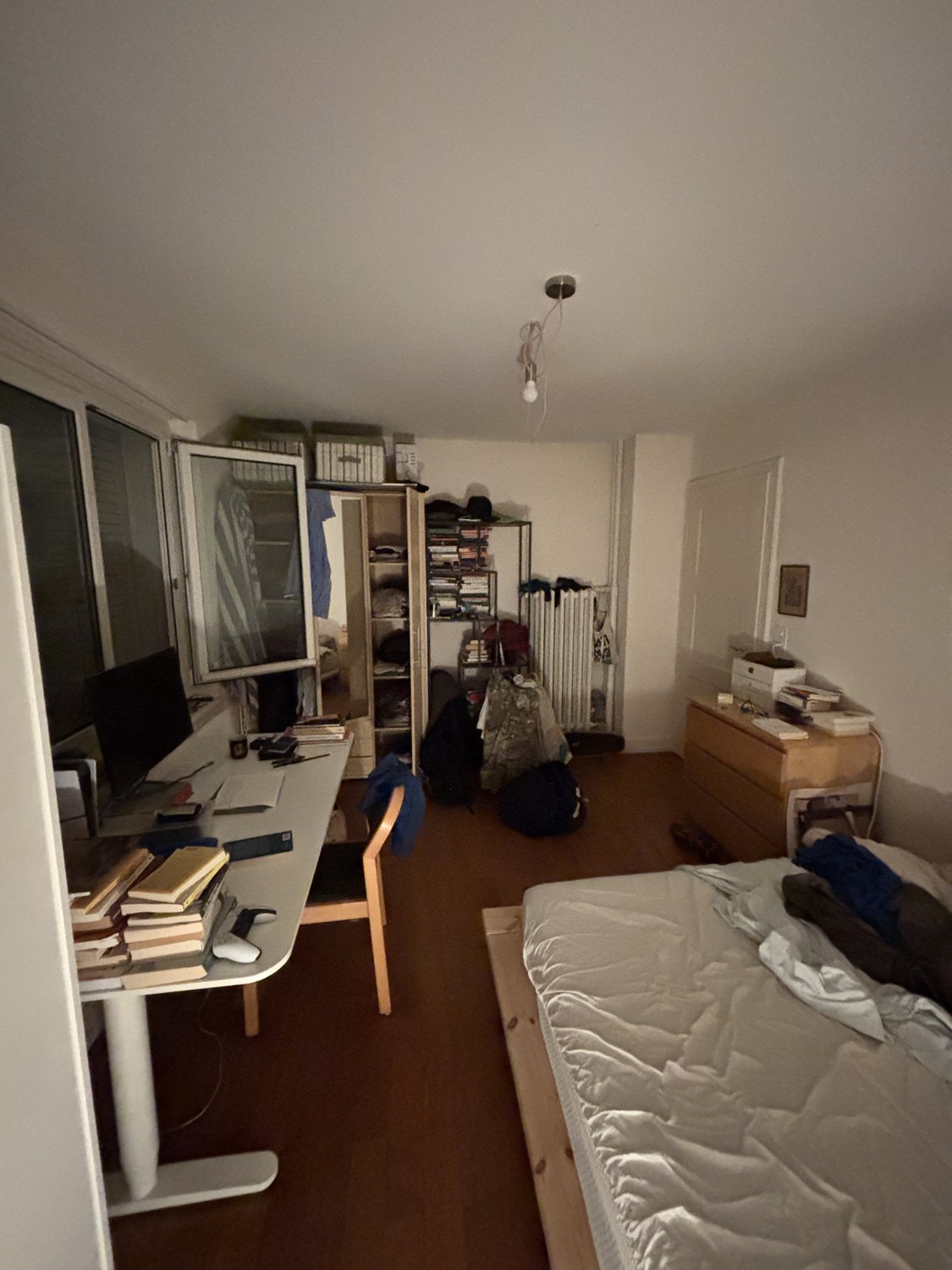 Zimmer in einer WG

Das Zimmer wird möbliert vermietet. Es gibt ein grosses Wohnzimmer zur Mitbenutzung. In der Wohnung lebt ein ruhiger und respektvoller Mitbewohner, der berufstätig ist. Die Bilder zeigen das Zimmer mit persönlichen Gegenständen, die entfernt werden.  
  
Das Zimmer ist vom 1. Okt