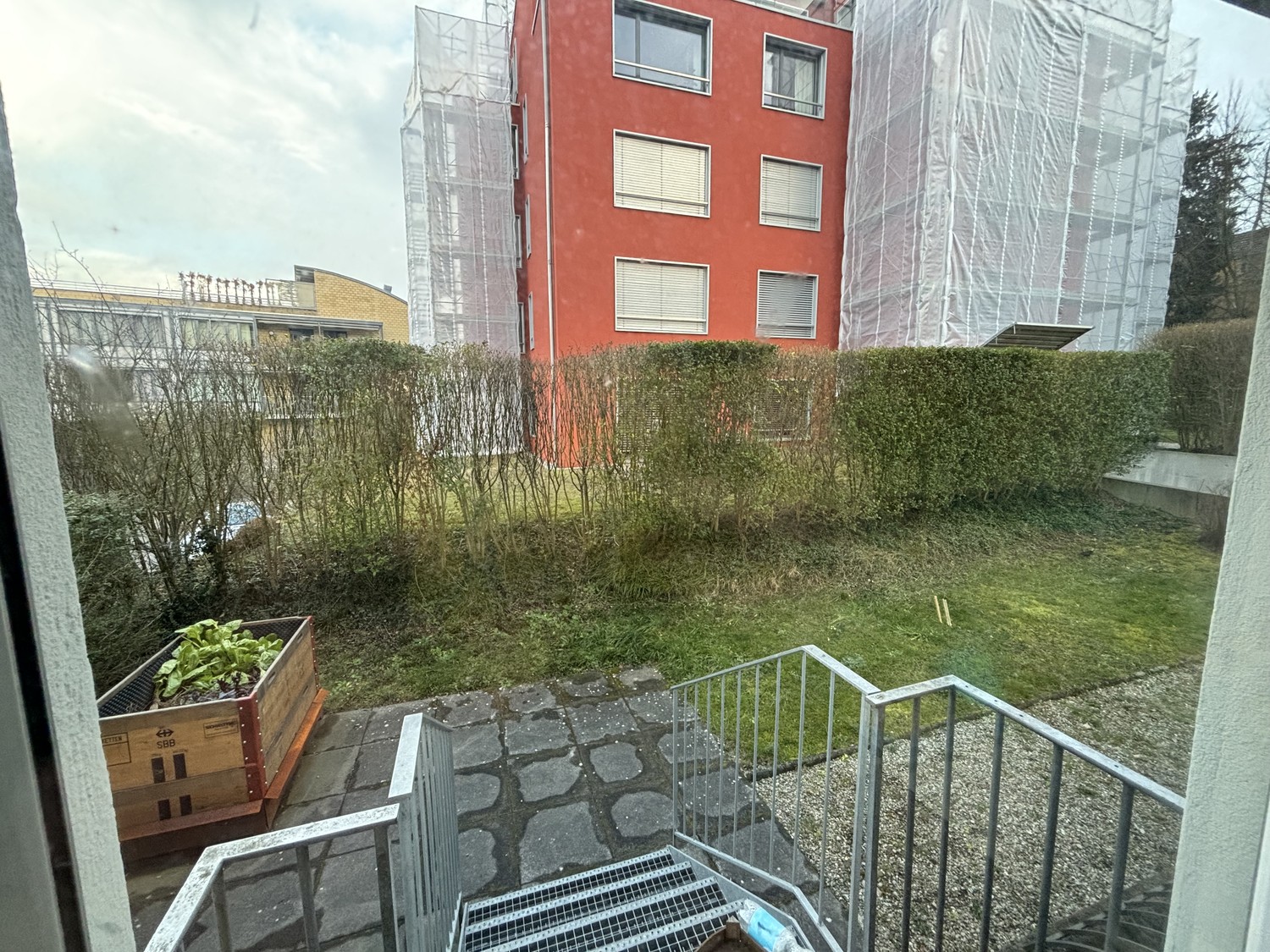 Zimmer in einer WG

Das Zimmer wird möbliert vermietet. Es gibt ein grosses Wohnzimmer zur Mitbenutzung. In der Wohnung lebt ein ruhiger und respektvoller Mitbewohner, der berufstätig ist. Die Bilder zeigen das Zimmer mit persönlichen Gegenständen, die entfernt werden.  
  
Das Zimmer ist vom 1. Okt
