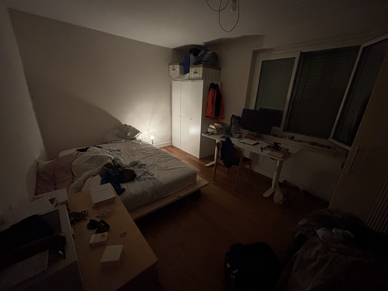 Zimmer in einer WG

Das Zimmer wird möbliert vermietet. Es gibt ein grosses Wohnzimmer zur Mitbenutzung. In der Wohnung lebt ein ruhiger und respektvoller Mitbewohner, der berufstätig ist. Die Bilder zeigen das Zimmer mit persönlichen Gegenständen, die entfernt werden.  
  
Das Zimmer ist vom 1. Okt