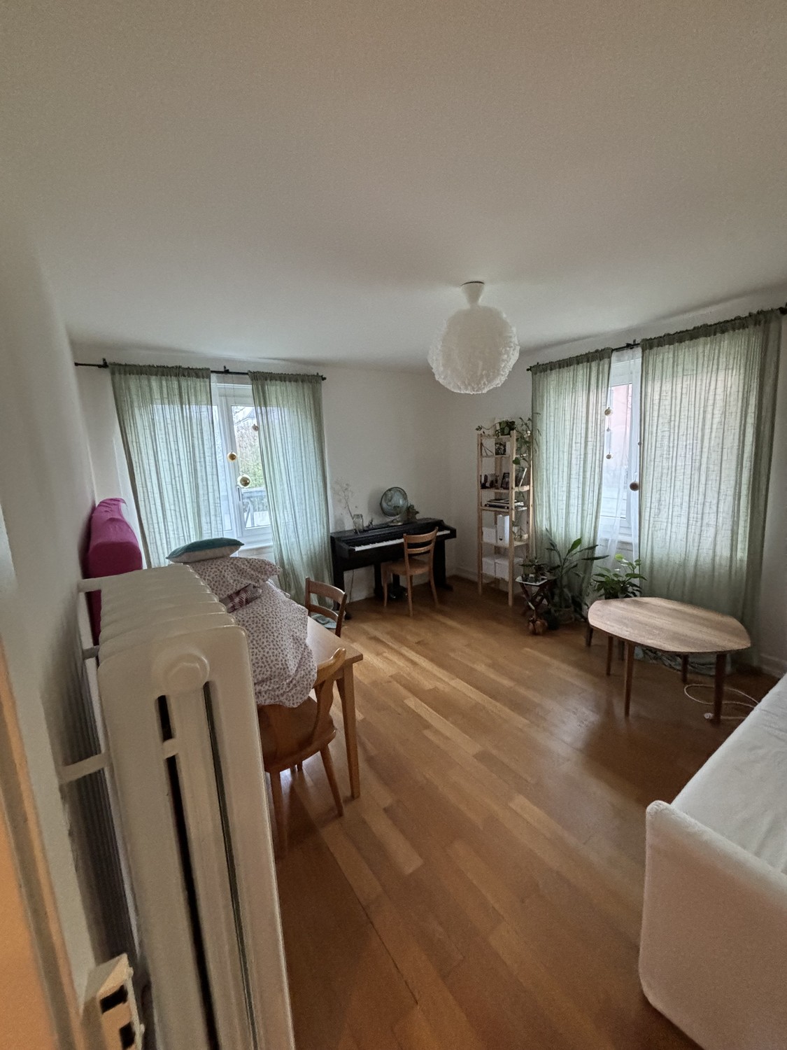 Zimmer in einer WG

Das Zimmer wird möbliert vermietet. Es gibt ein grosses Wohnzimmer zur Mitbenutzung. In der Wohnung lebt ein ruhiger und respektvoller Mitbewohner, der berufstätig ist. Die Bilder zeigen das Zimmer mit persönlichen Gegenständen, die entfernt werden.  
  
Das Zimmer ist vom 1. Okt