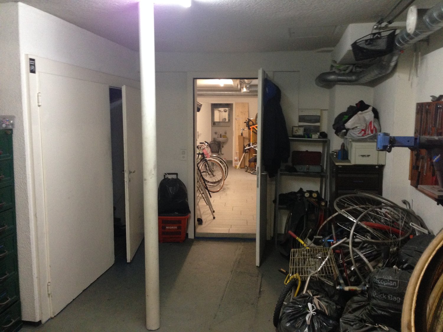 45m² workshop

Workshop / storage room on the 1st basement floor. 

Without daylight, with controlled ventilation, fresh air and exhaust air. 

Passage from neighboring room.