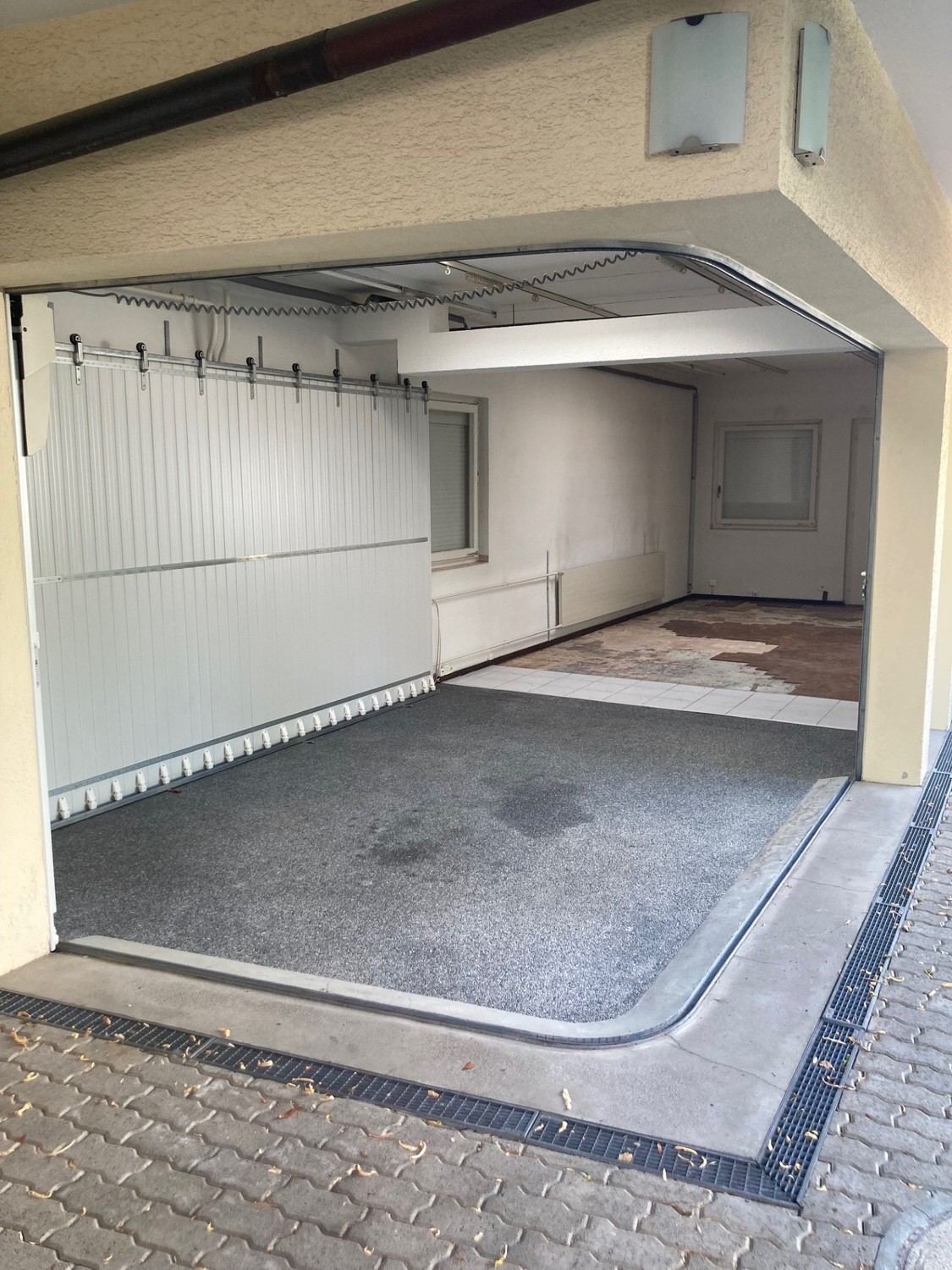 77m² commercial