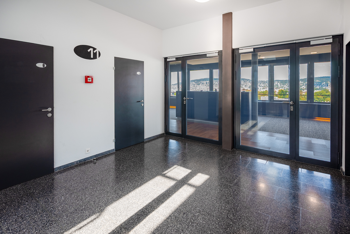 373m² office