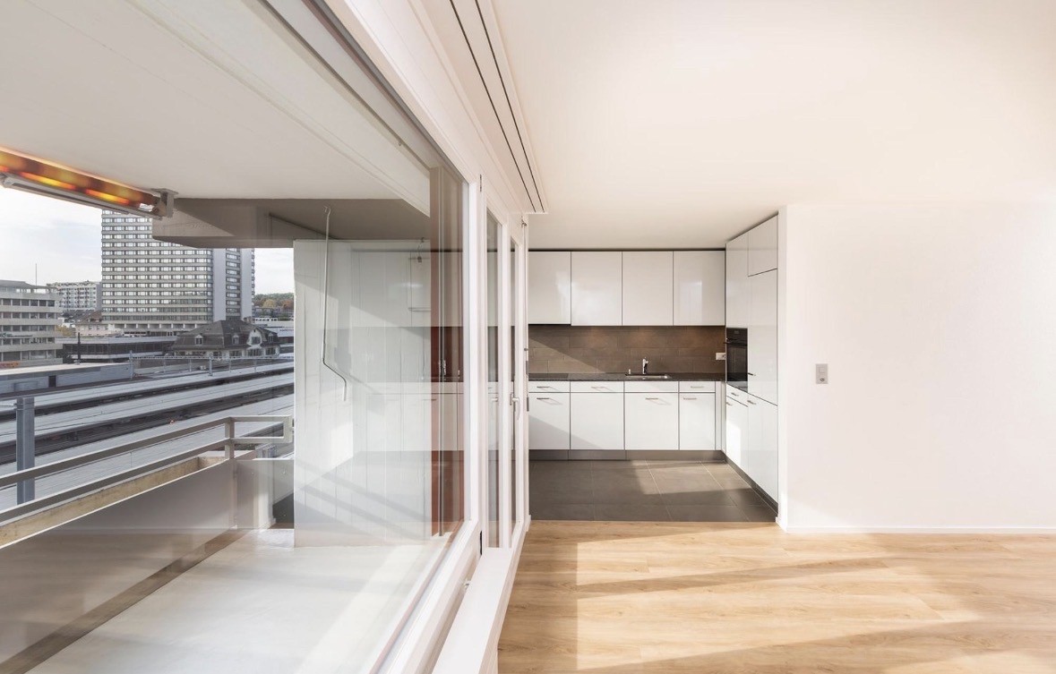 Appartamento di 3 ½ locali per subaffitto – Zürich Oerlikon

📅 Disponibile per subaffitto: 1 ottobre 2026 – 31 agosto 2027

📍 Affolternstrasse 10 — presso la stazione di Oerlikon

💰 CHF 3,090/mese incl. acconto spese accessorie

🏠 ~79 m² | 1° piano | 2 camere da letto, 2 bagni (ciascuno con WC e