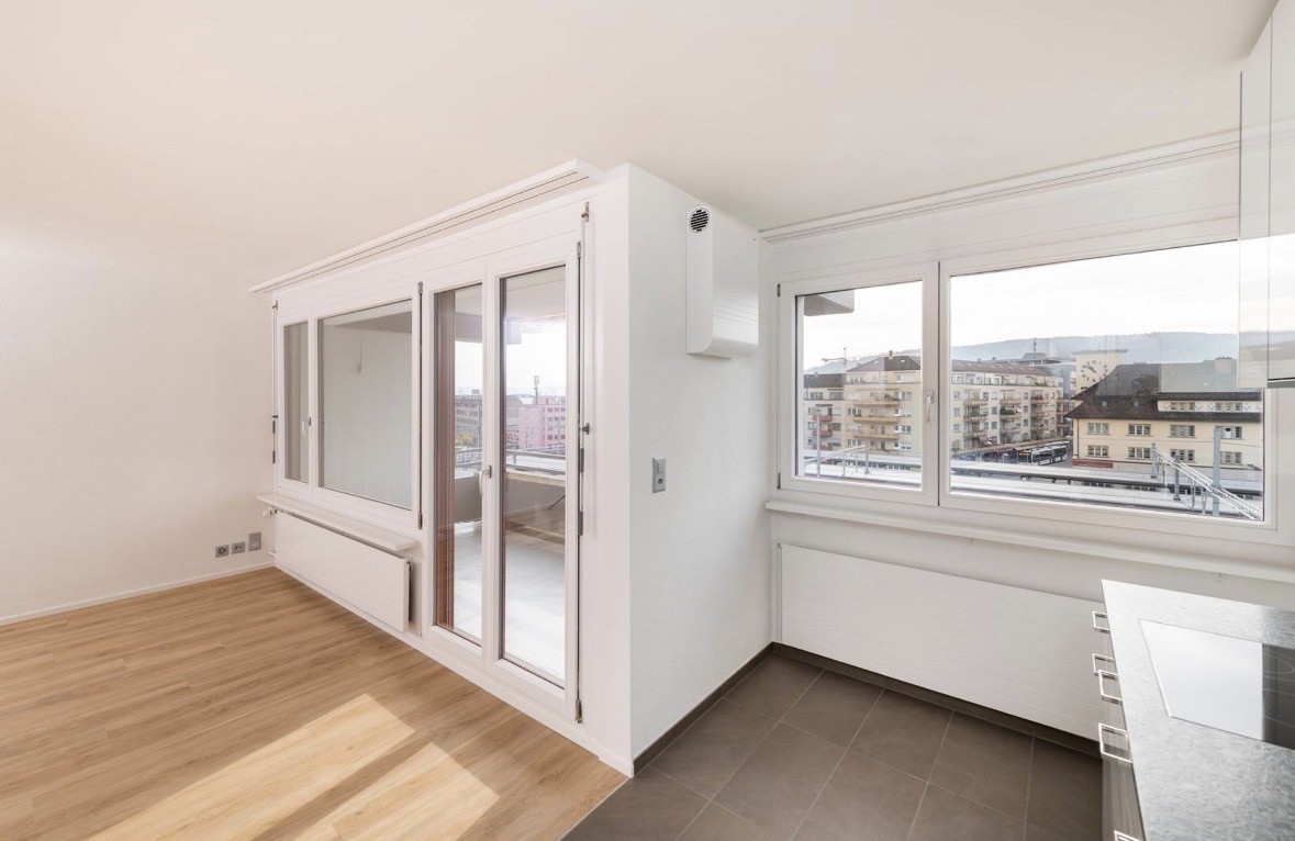 Appartamento di 3 ½ locali per subaffitto – Zürich Oerlikon

📅 Disponibile per subaffitto: 1 ottobre 2026 – 31 agosto 2027

📍 Affolternstrasse 10 — presso la stazione di Oerlikon

💰 CHF 3,090/mese incl. acconto spese accessorie

🏠 ~79 m² | 1° piano | 2 camere da letto, 2 bagni (ciascuno con WC e