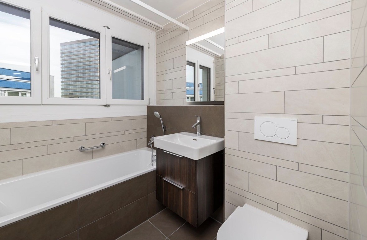 Appartamento di 3 ½ locali per subaffitto – Zürich Oerlikon

📅 Disponibile per subaffitto: 1 ottobre 2026 – 31 agosto 2027

📍 Affolternstrasse 10 — presso la stazione di Oerlikon

💰 CHF 3,090/mese incl. acconto spese accessorie

🏠 ~79 m² | 1° piano | 2 camere da letto, 2 bagni (ciascuno con WC e