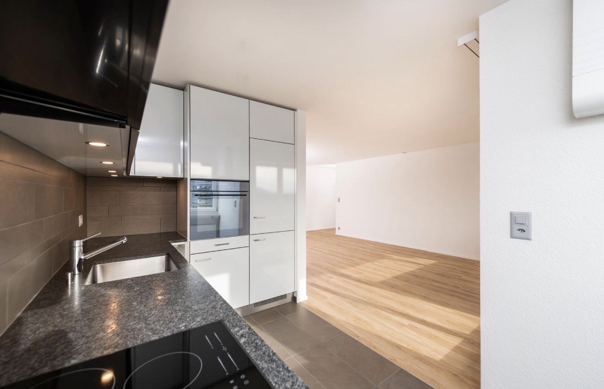 Appartamento di 3 ½ locali per subaffitto – Zürich Oerlikon

📅 Disponibile per subaffitto: 1 ottobre 2026 – 31 agosto 2027

📍 Affolternstrasse 10 — presso la stazione di Oerlikon

💰 CHF 3,090/mese incl. acconto spese accessorie

🏠 ~79 m² | 1° piano | 2 camere da letto, 2 bagni (ciascuno con WC e
