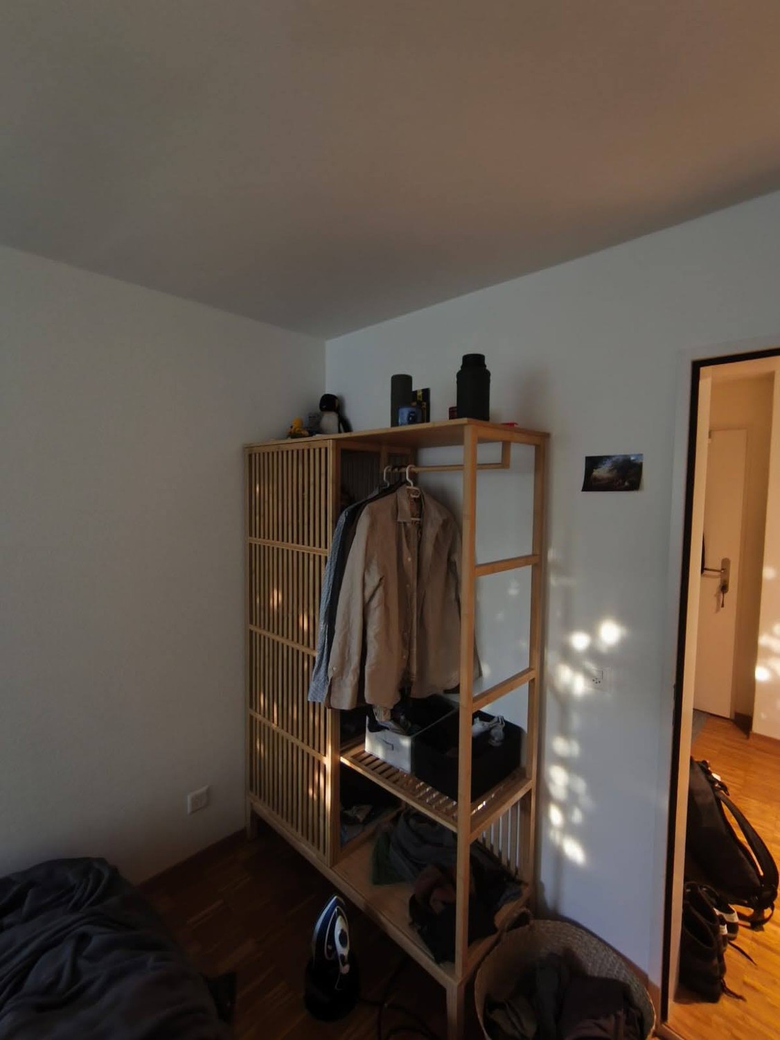 Zimmer in einer WG","description":"WG-Mitbewohner gesucht in einer Wohngemeinschaft in einer ruhigen Nachbarschaft an der Ecke zum Irchel Campus. 
 
Da Antoine bald auszieht, sucht Can (36, Ingenieur) einen neuen Mitbewohner, der das Zimmer ab dem 01.10.2026 übernimmt (das Datum ist flexibel und kan