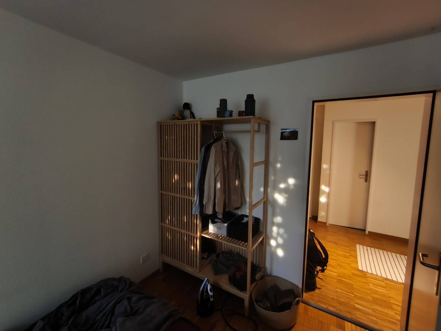 Zimmer in einer WG","description":"WG-Mitbewohner gesucht in einer Wohngemeinschaft in einer ruhigen Nachbarschaft an der Ecke zum Irchel Campus. 
 
Da Antoine bald auszieht, sucht Can (36, Ingenieur) einen neuen Mitbewohner, der das Zimmer ab dem 01.10.2026 übernimmt (das Datum ist flexibel und kan