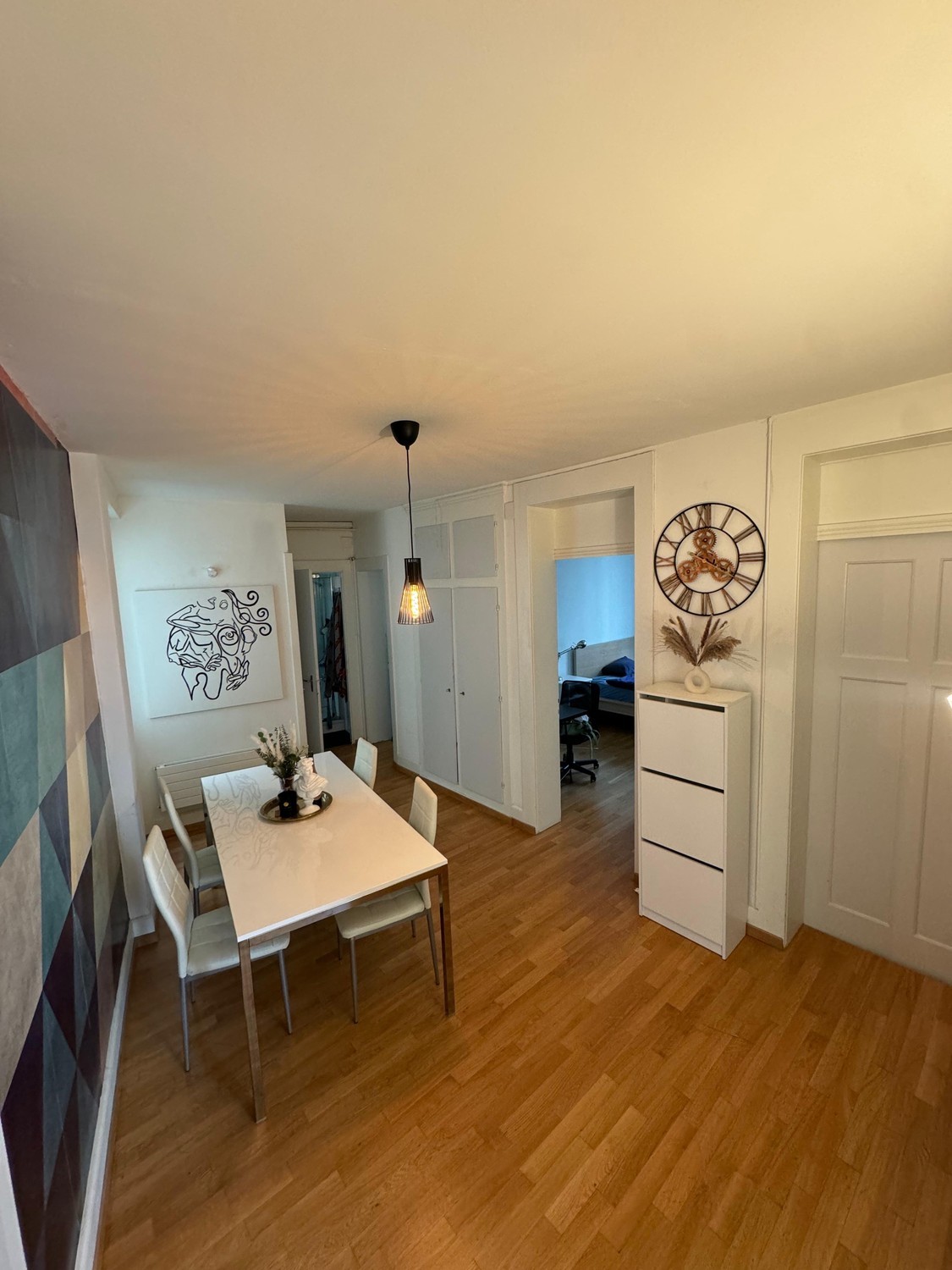 Zimmer in einer WG

Ich suche zwei freundliche neue Mitbewohner für unsere Wohnung in Zürich! 

Zwei meiner aktuellen Mitbewohner schlagen neue, spannende Kapitel auf — einer zieht nach NYC und der andere zieht zu seiner Partnerin — daher suche ich zwei tolle Menschen, die die Wohnung zu ihrem neuen