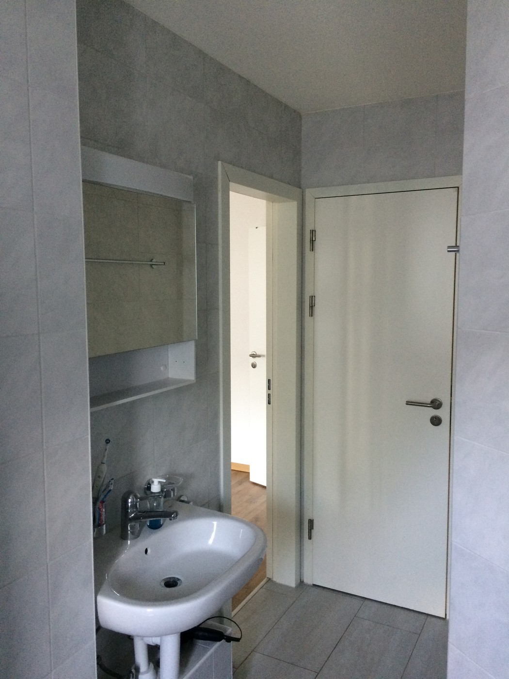 Zimmer in einer Wohngemeinschaft

Geräumiges Zimmer mit viel Licht und einem Balkon in einer 3.5-Zimmer-Wohnung, die mit 2 weiteren Personen geteilt wird.
Voll möbliert.
Fantastische Lage zwischen dem See, dem Sihlcity Einkaufs-/Unterhaltungszentrum und dem Zentrum.