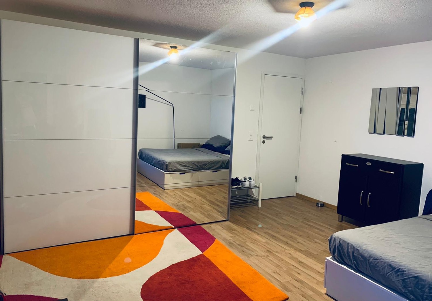 Zimmer in einer Wohngemeinschaft

Geräumiges Zimmer mit viel Licht und einem Balkon in einer 3.5-Zimmer-Wohnung, die mit 2 weiteren Personen geteilt wird.
Voll möbliert.
Fantastische Lage zwischen dem See, dem Sihlcity Einkaufs-/Unterhaltungszentrum und dem Zentrum.
