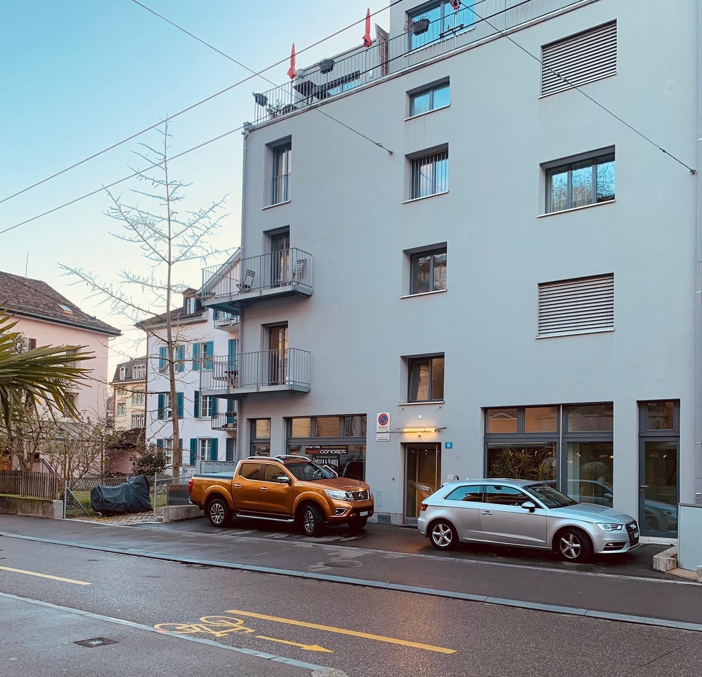 Zimmer in einer Wohngemeinschaft

Geräumiges Zimmer mit viel Licht und einem Balkon in einer 3.5-Zimmer-Wohnung, die mit 2 weiteren Personen geteilt wird.
Voll möbliert.
Fantastische Lage zwischen dem See, dem Sihlcity Einkaufs-/Unterhaltungszentrum und dem Zentrum.