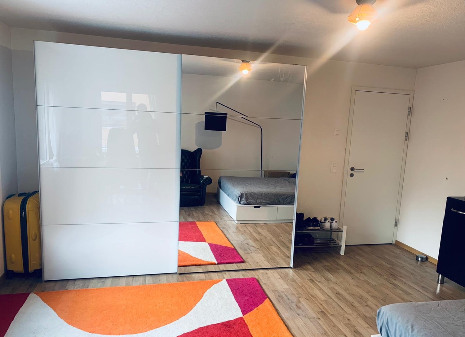 Zimmer in einer Wohngemeinschaft

Geräumiges Zimmer mit viel Licht und einem Balkon in einer 3.5-Zimmer-Wohnung, die mit 2 weiteren Personen geteilt wird.
Voll möbliert.
Fantastische Lage zwischen dem See, dem Sihlcity Einkaufs-/Unterhaltungszentrum und dem Zentrum.
