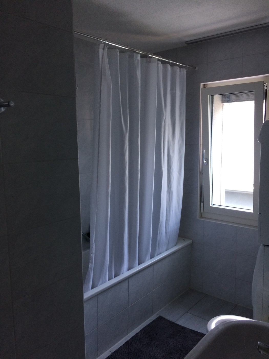 Zimmer in einer Wohngemeinschaft

Geräumiges Zimmer mit viel Licht und einem Balkon in einer 3.5-Zimmer-Wohnung, die mit 2 weiteren Personen geteilt wird.
Voll möbliert.
Fantastische Lage zwischen dem See, dem Sihlcity Einkaufs-/Unterhaltungszentrum und dem Zentrum.