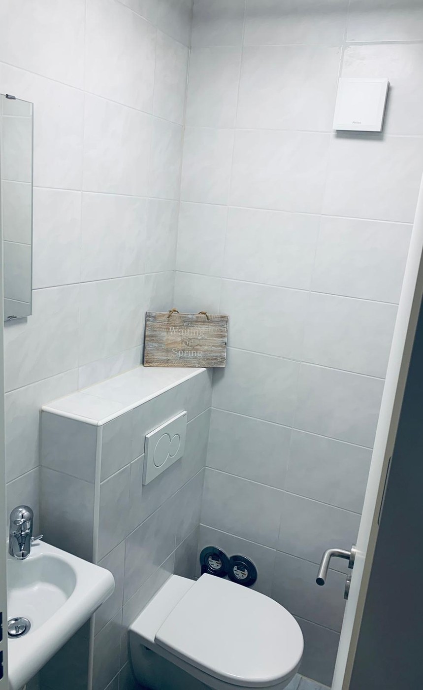 Zimmer in einer Wohngemeinschaft

Geräumiges Zimmer mit viel Licht und einem Balkon in einer 3.5-Zimmer-Wohnung, die mit 2 weiteren Personen geteilt wird.
Voll möbliert.
Fantastische Lage zwischen dem See, dem Sihlcity Einkaufs-/Unterhaltungszentrum und dem Zentrum.
