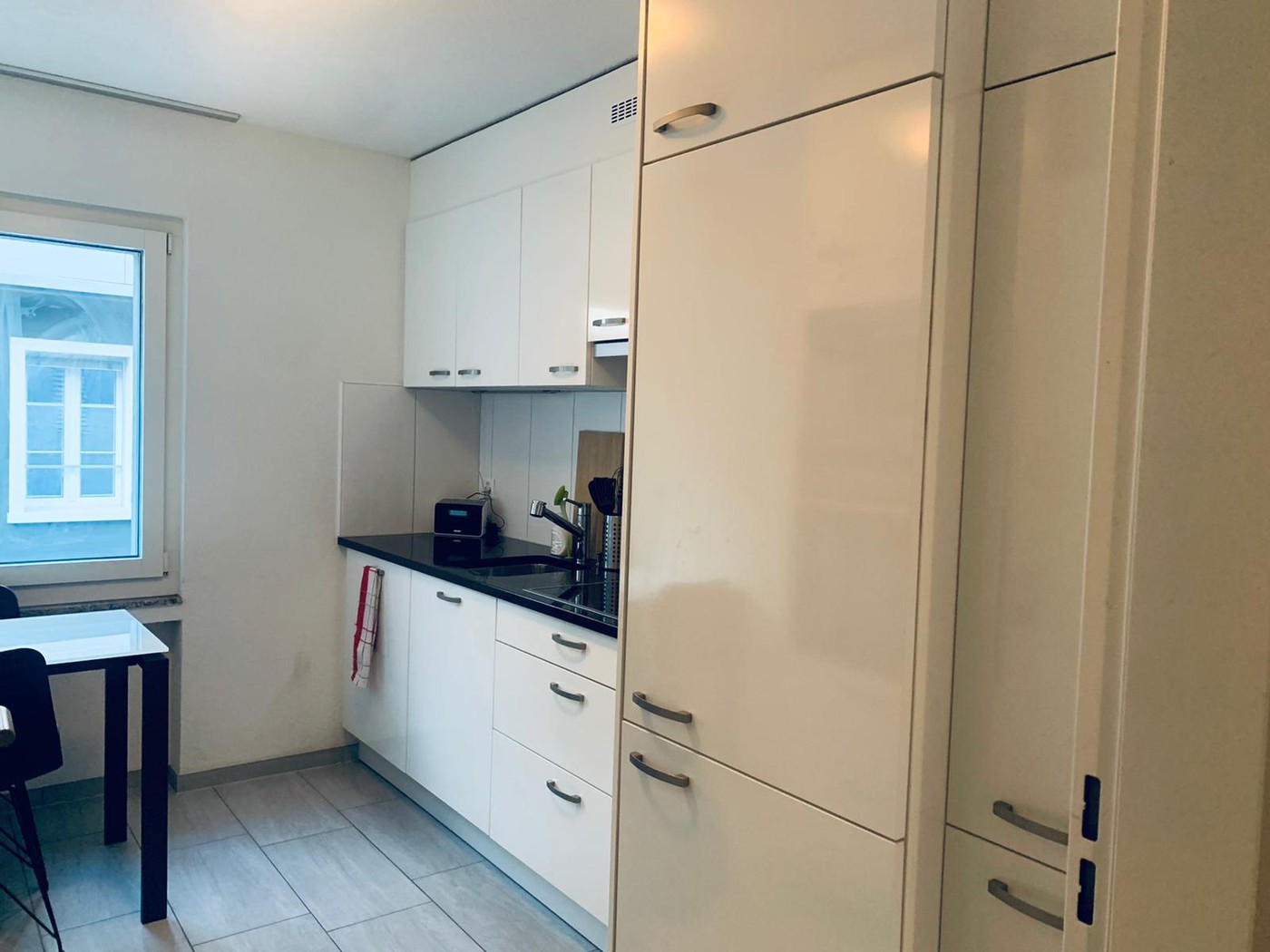 Zimmer in einer Wohngemeinschaft

Geräumiges Zimmer mit viel Licht und einem Balkon in einer 3.5-Zimmer-Wohnung, die mit 2 weiteren Personen geteilt wird.
Voll möbliert.
Fantastische Lage zwischen dem See, dem Sihlcity Einkaufs-/Unterhaltungszentrum und dem Zentrum.
