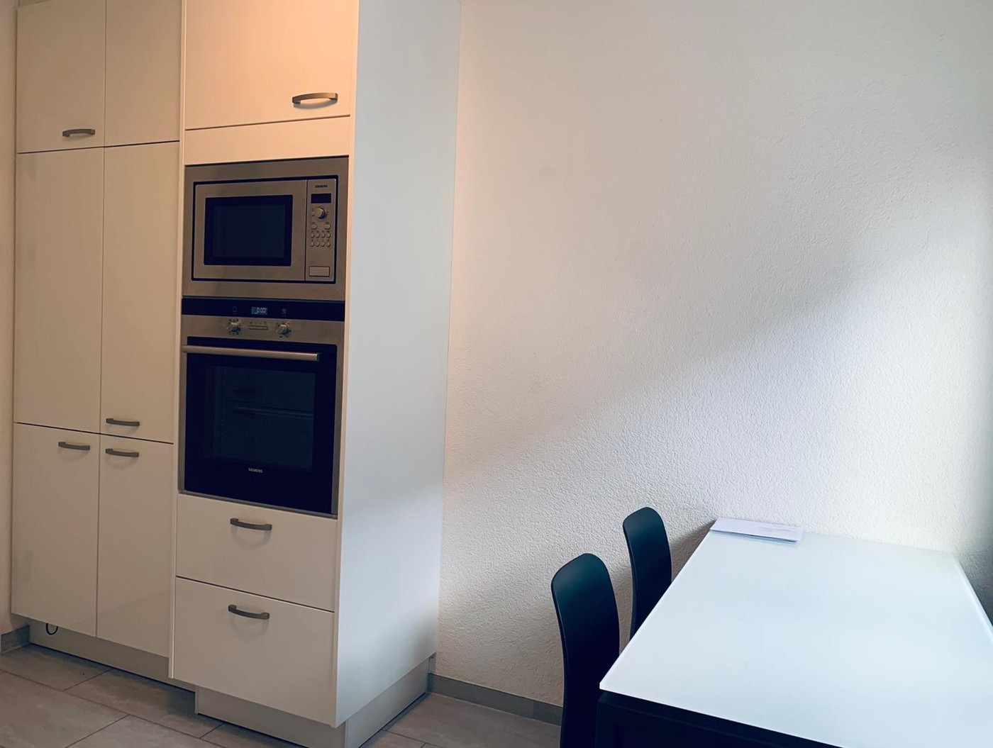Zimmer in einer Wohngemeinschaft

Geräumiges Zimmer mit viel Licht und einem Balkon in einer 3.5-Zimmer-Wohnung, die mit 2 weiteren Personen geteilt wird.
Voll möbliert.
Fantastische Lage zwischen dem See, dem Sihlcity Einkaufs-/Unterhaltungszentrum und dem Zentrum.