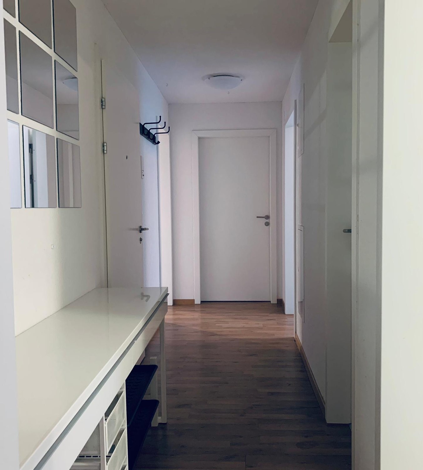 Zimmer in einer Wohngemeinschaft

Geräumiges Zimmer mit viel Licht und einem Balkon in einer 3.5-Zimmer-Wohnung, die mit 2 weiteren Personen geteilt wird.
Voll möbliert.
Fantastische Lage zwischen dem See, dem Sihlcity Einkaufs-/Unterhaltungszentrum und dem Zentrum.