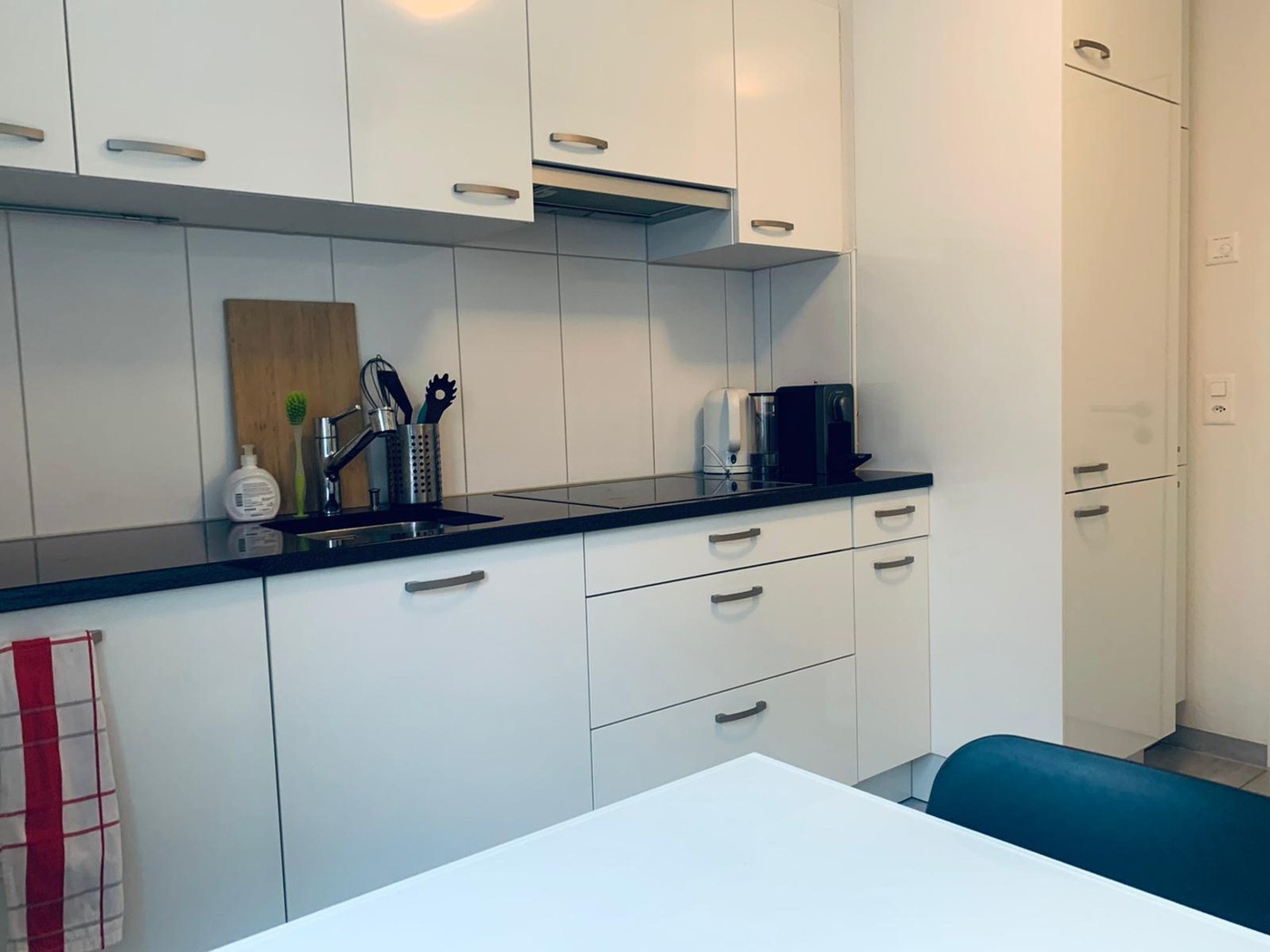 Zimmer in einer Wohngemeinschaft

Geräumiges Zimmer mit viel Licht und einem Balkon in einer 3.5-Zimmer-Wohnung, die mit 2 weiteren Personen geteilt wird.
Voll möbliert.
Fantastische Lage zwischen dem See, dem Sihlcity Einkaufs-/Unterhaltungszentrum und dem Zentrum.