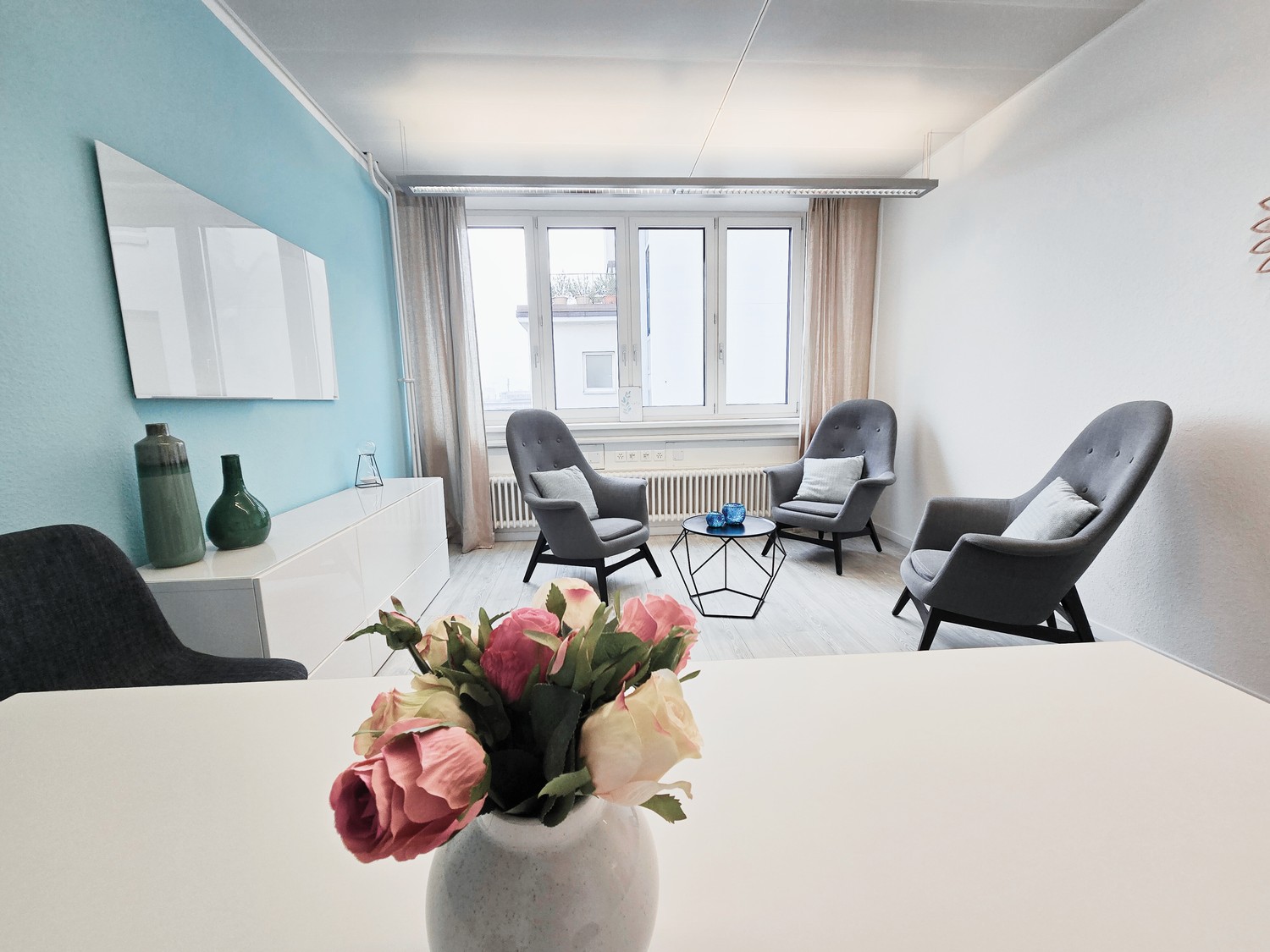 18m² commercial

Professionally furnished consultation rooms in Zürich-Altstetten – flexible, modern and cost-efficient.  
Ideal for self-employed professionals from consulting, coaching or psychology.  
  
Do you work in the field of consulting, coaching or psychology and are looking for a professi