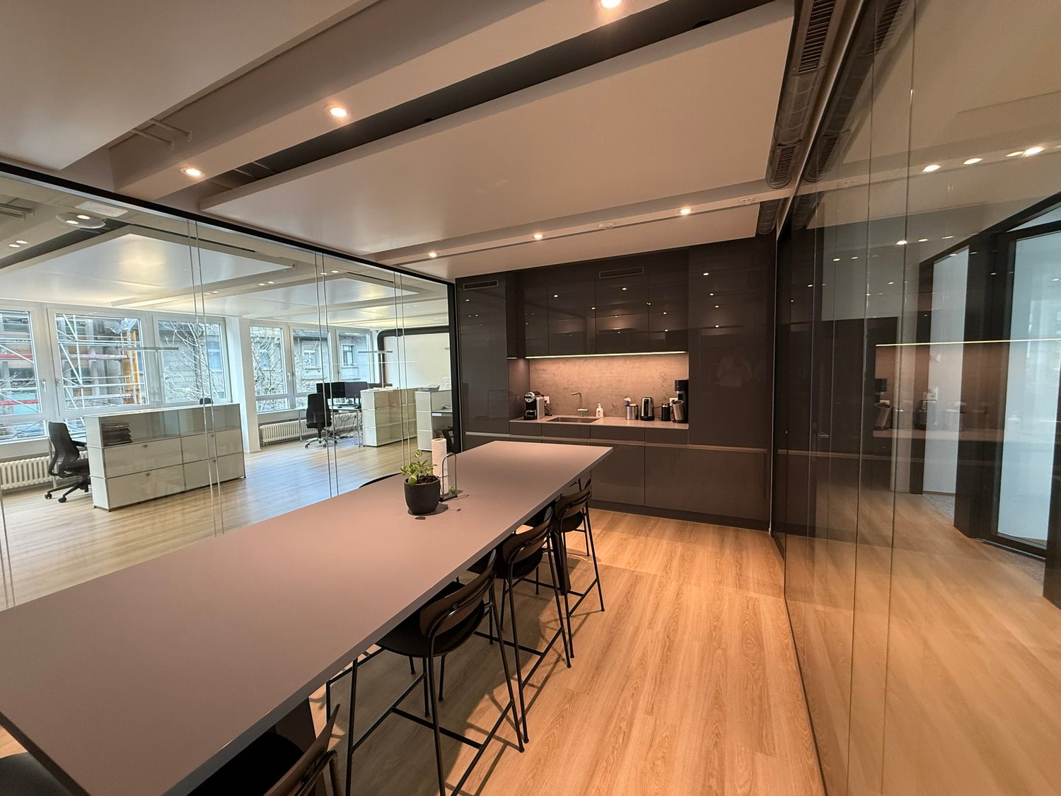 80m² office