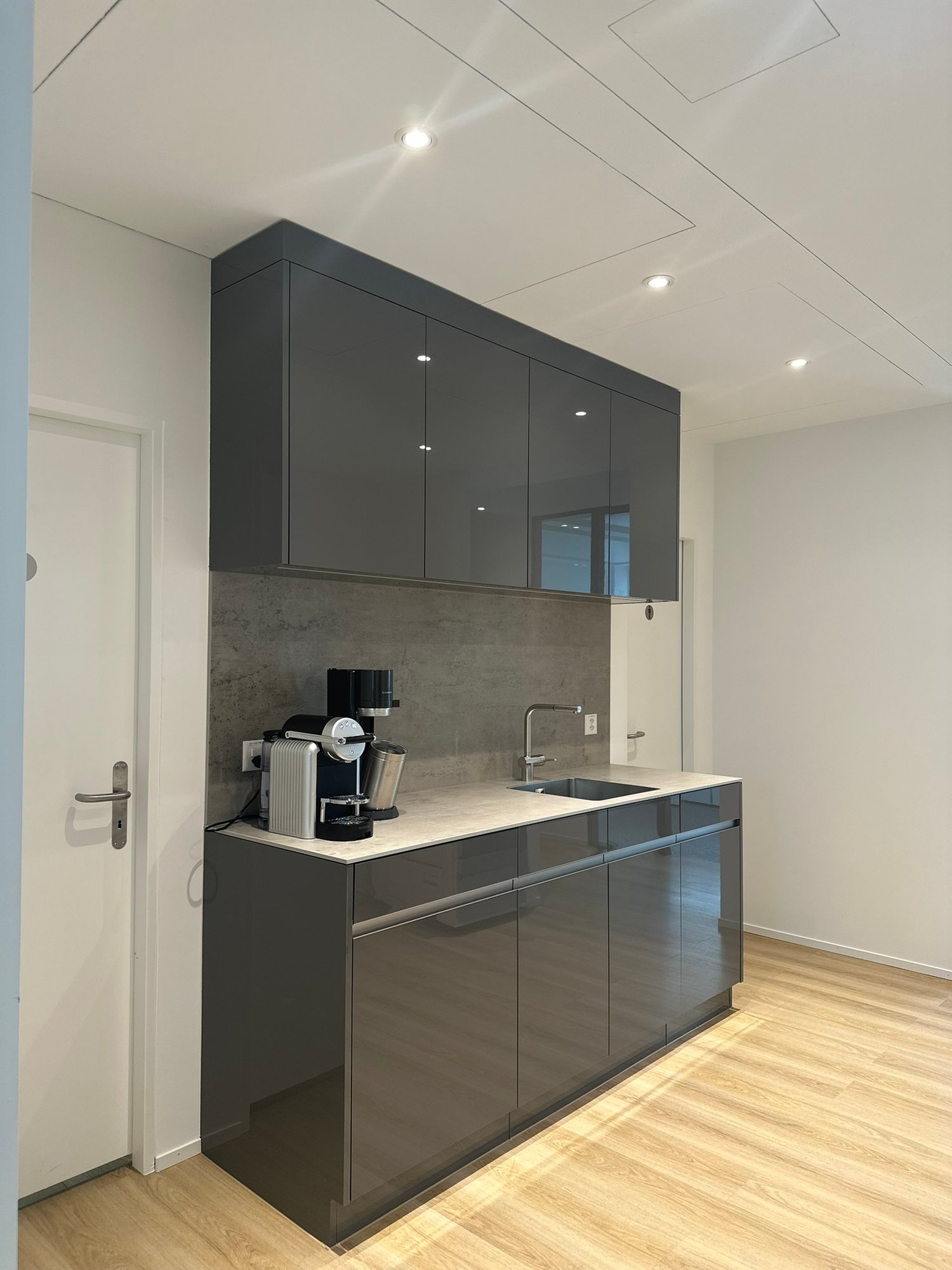 80m² office
