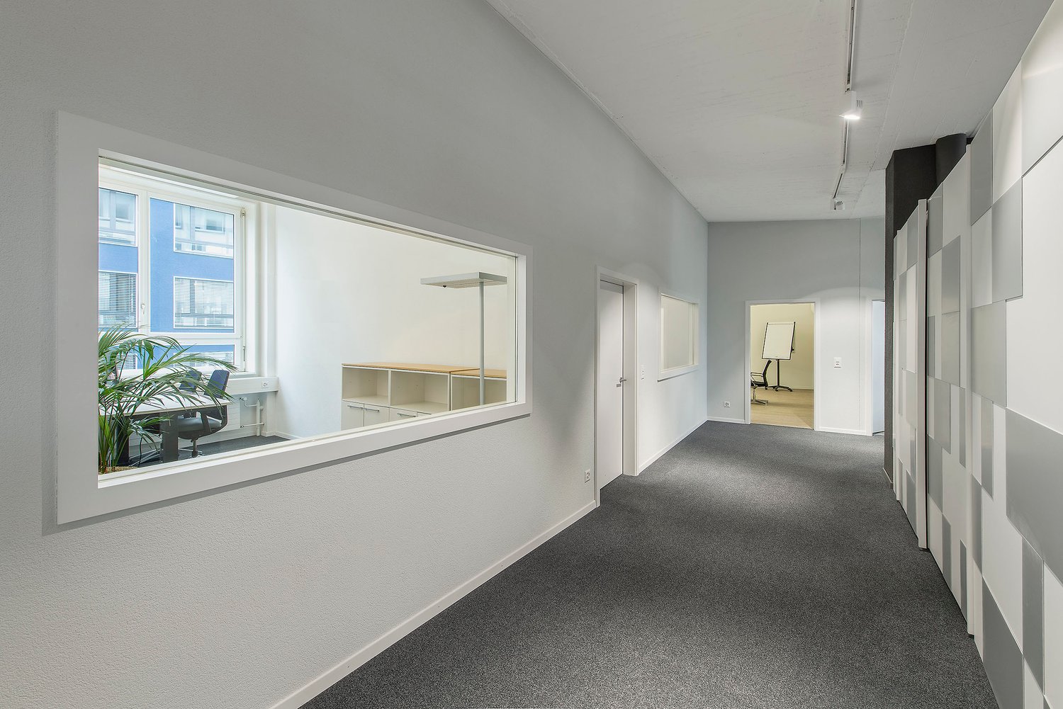 495m² office