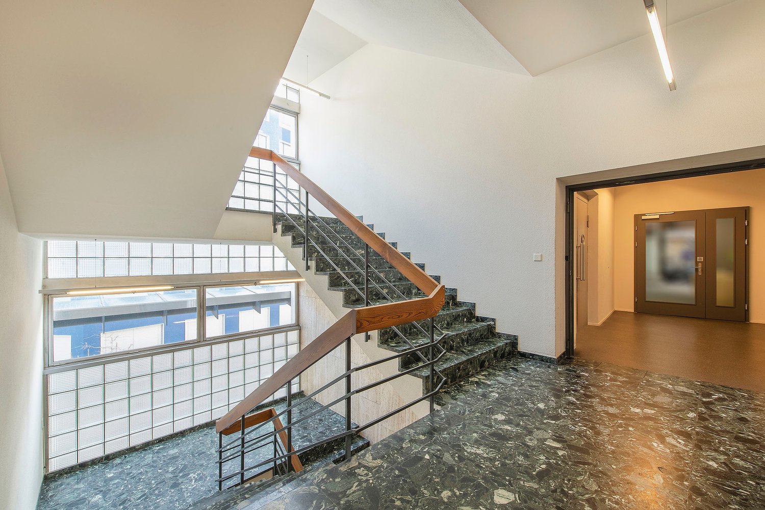 495m² office