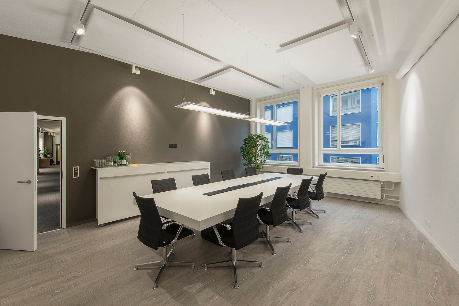 495m² office