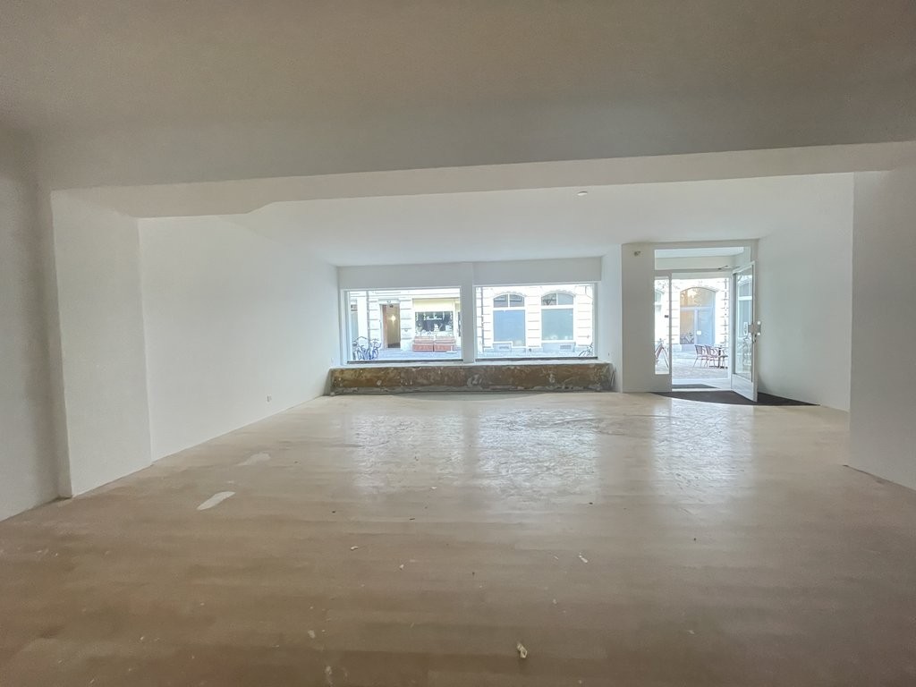 80m² shop