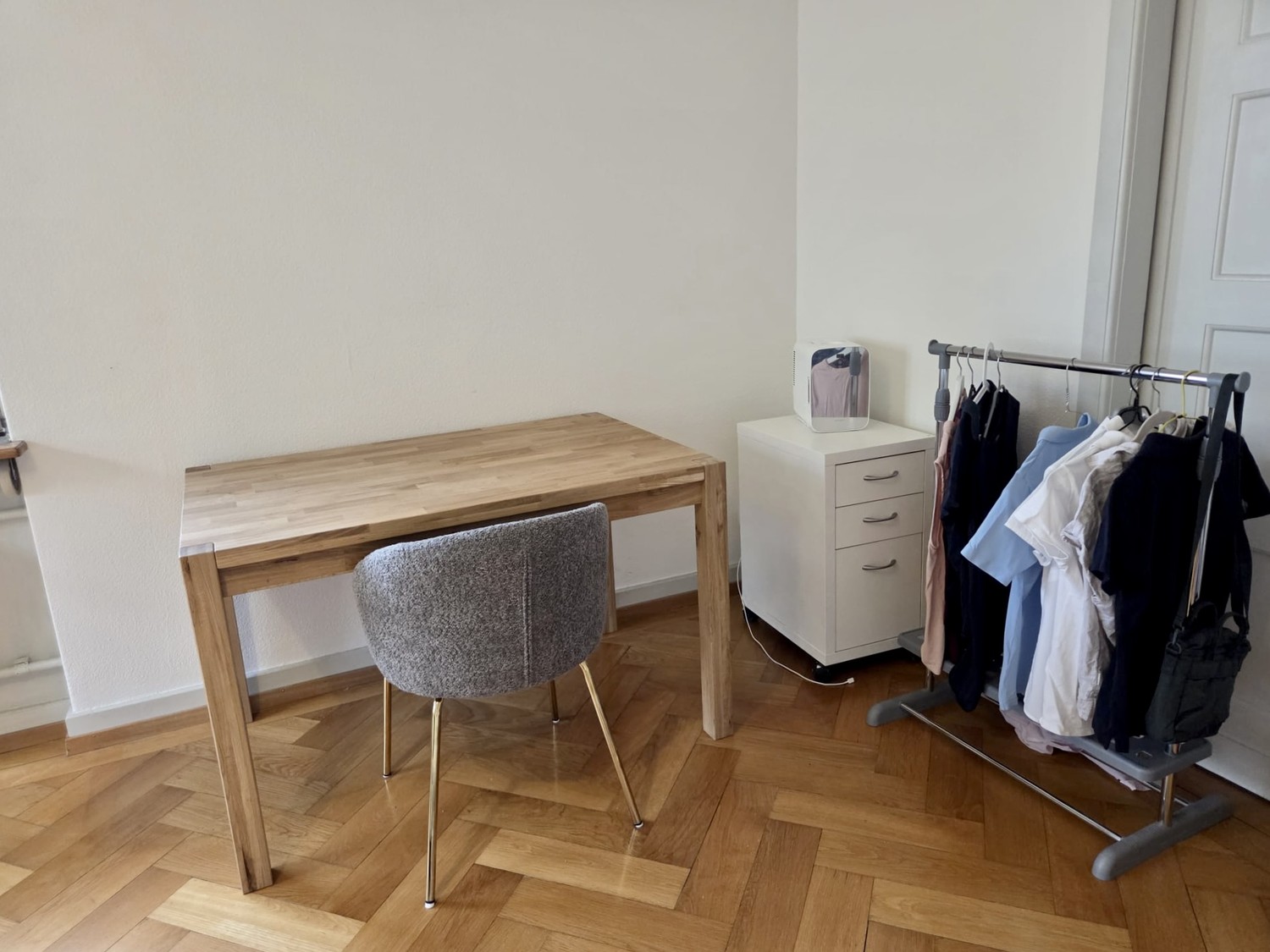 WG-Zimmer per 1. Oktober zu vermieten. Grosses, helles Zimmer in 4er WG (3 Mitbewohner) an zentraler Lage, nahe Enge und Sihlcity in einem ruhigen Wohnquartier.