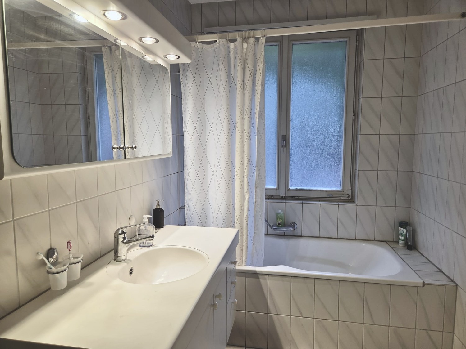 WG-Zimmer per 1. Oktober zu vermieten. Grosses, helles Zimmer in 4er WG (3 Mitbewohner) an zentraler Lage, nahe Enge und Sihlcity in einem ruhigen Wohnquartier.