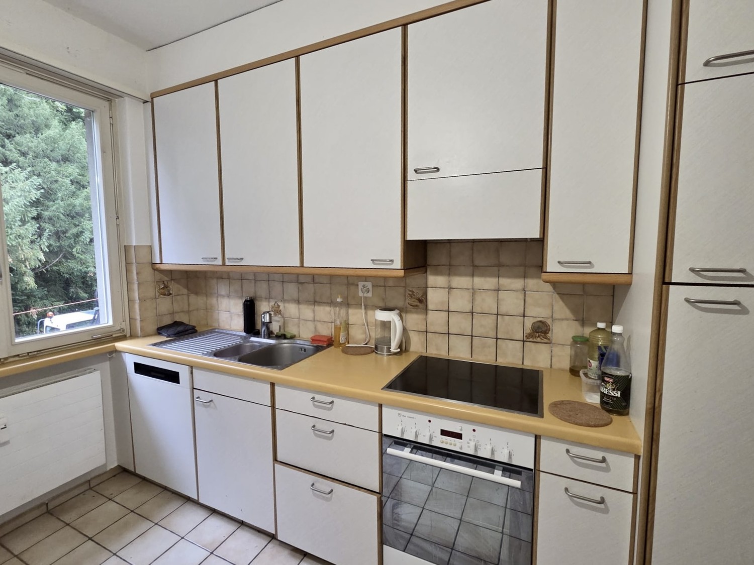 WG-Zimmer per 1. Oktober zu vermieten. Grosses, helles Zimmer in 4er WG (3 Mitbewohner) an zentraler Lage, nahe Enge und Sihlcity in einem ruhigen Wohnquartier.