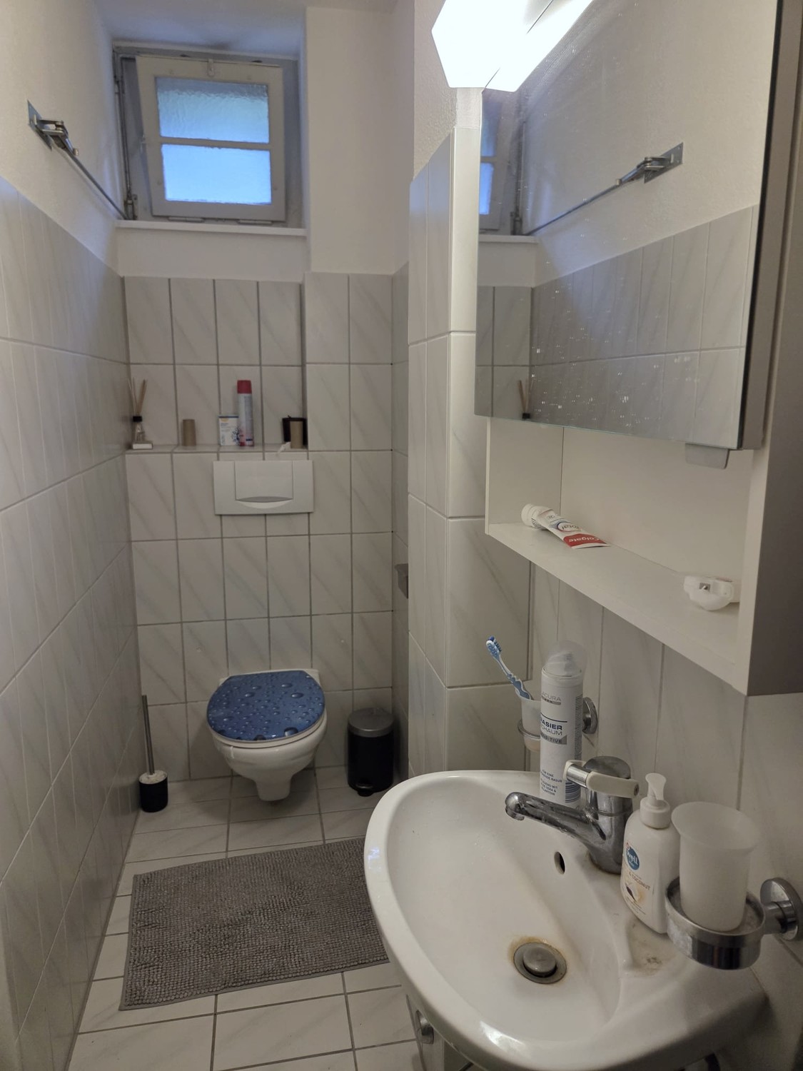 WG-Zimmer per 1. Oktober zu vermieten. Grosses, helles Zimmer in 4er WG (3 Mitbewohner) an zentraler Lage, nahe Enge und Sihlcity in einem ruhigen Wohnquartier.