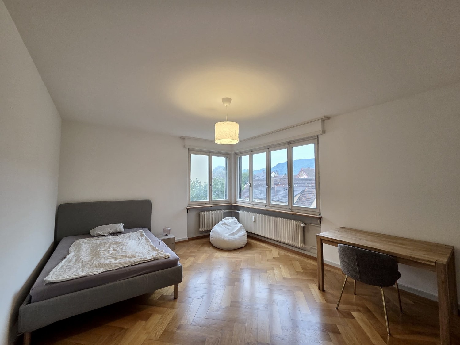 WG-Zimmer per 1. Oktober zu vermieten. Grosses, helles Zimmer in 4er WG (3 Mitbewohner) an zentraler Lage, nahe Enge und Sihlcity in einem ruhigen Wohnquartier.