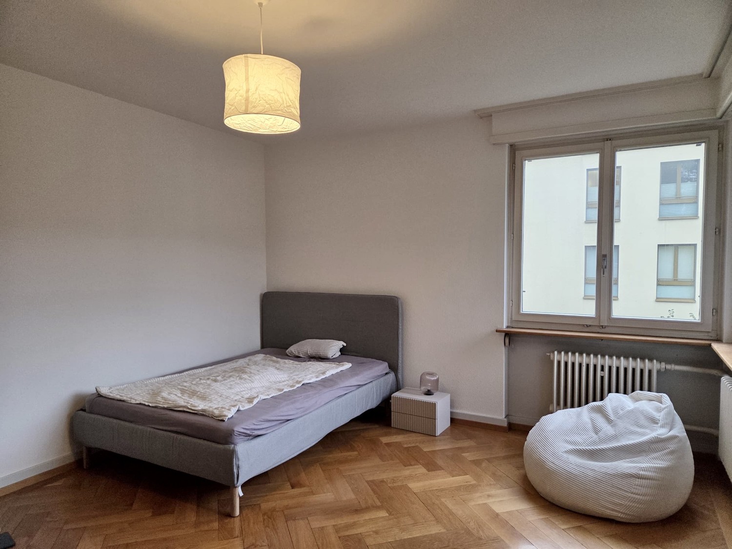 WG-Zimmer per 1. Oktober zu vermieten. Grosses, helles Zimmer in 4er WG (3 Mitbewohner) an zentraler Lage, nahe Enge und Sihlcity in einem ruhigen Wohnquartier.