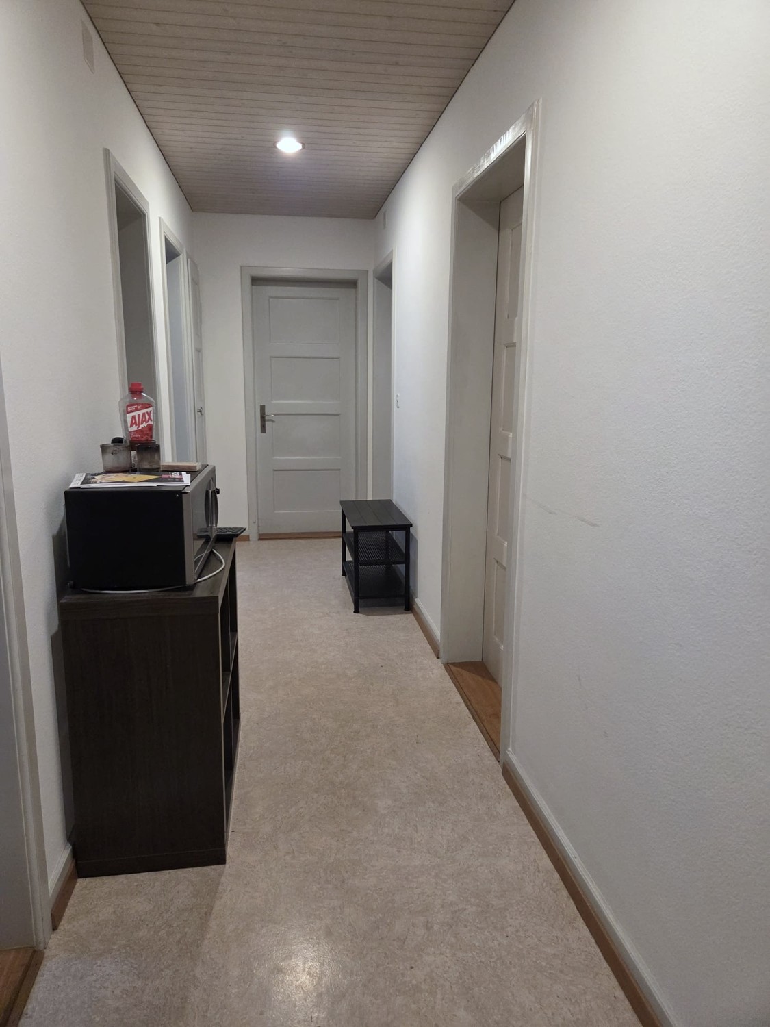 WG-Zimmer per 1. Oktober zu vermieten. Grosses, helles Zimmer in 4er WG (3 Mitbewohner) an zentraler Lage, nahe Enge und Sihlcity in einem ruhigen Wohnquartier.