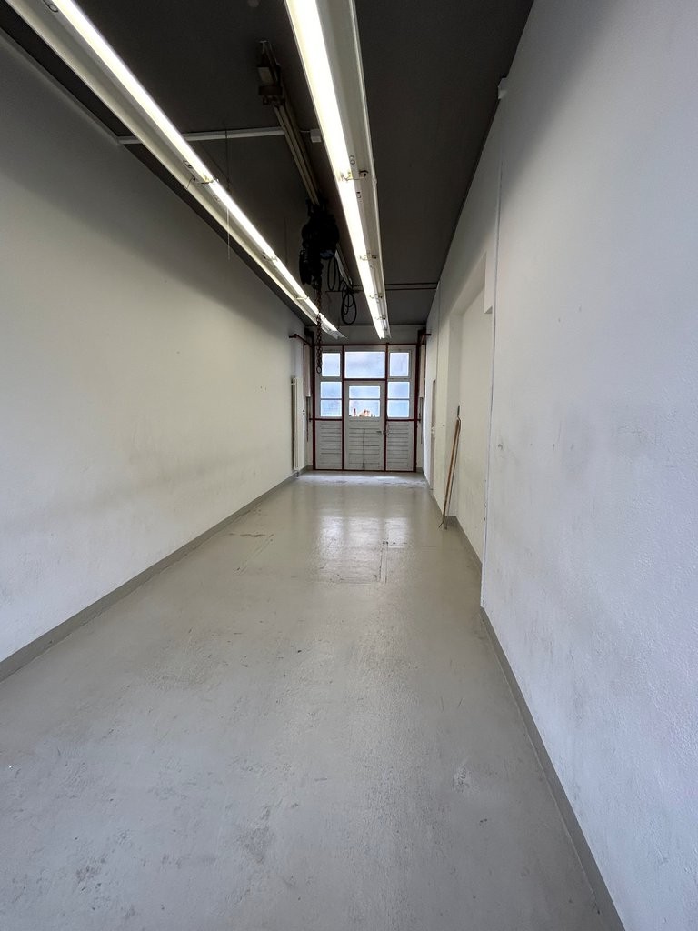 80m² shop