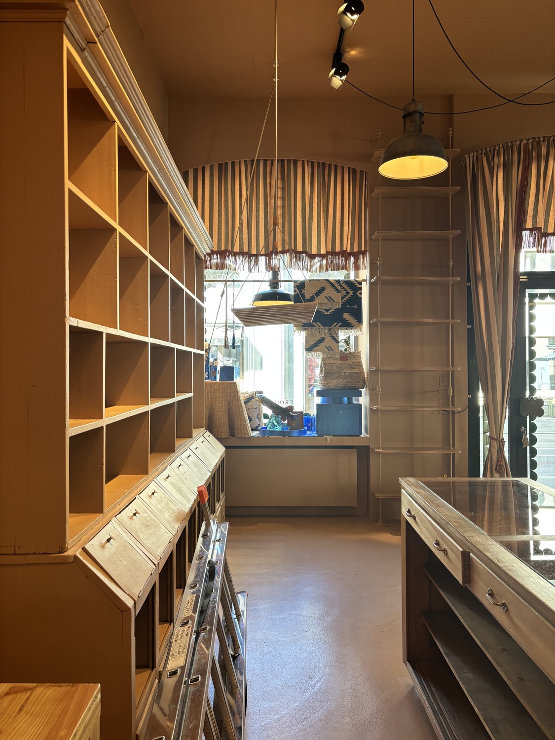 133m² shop