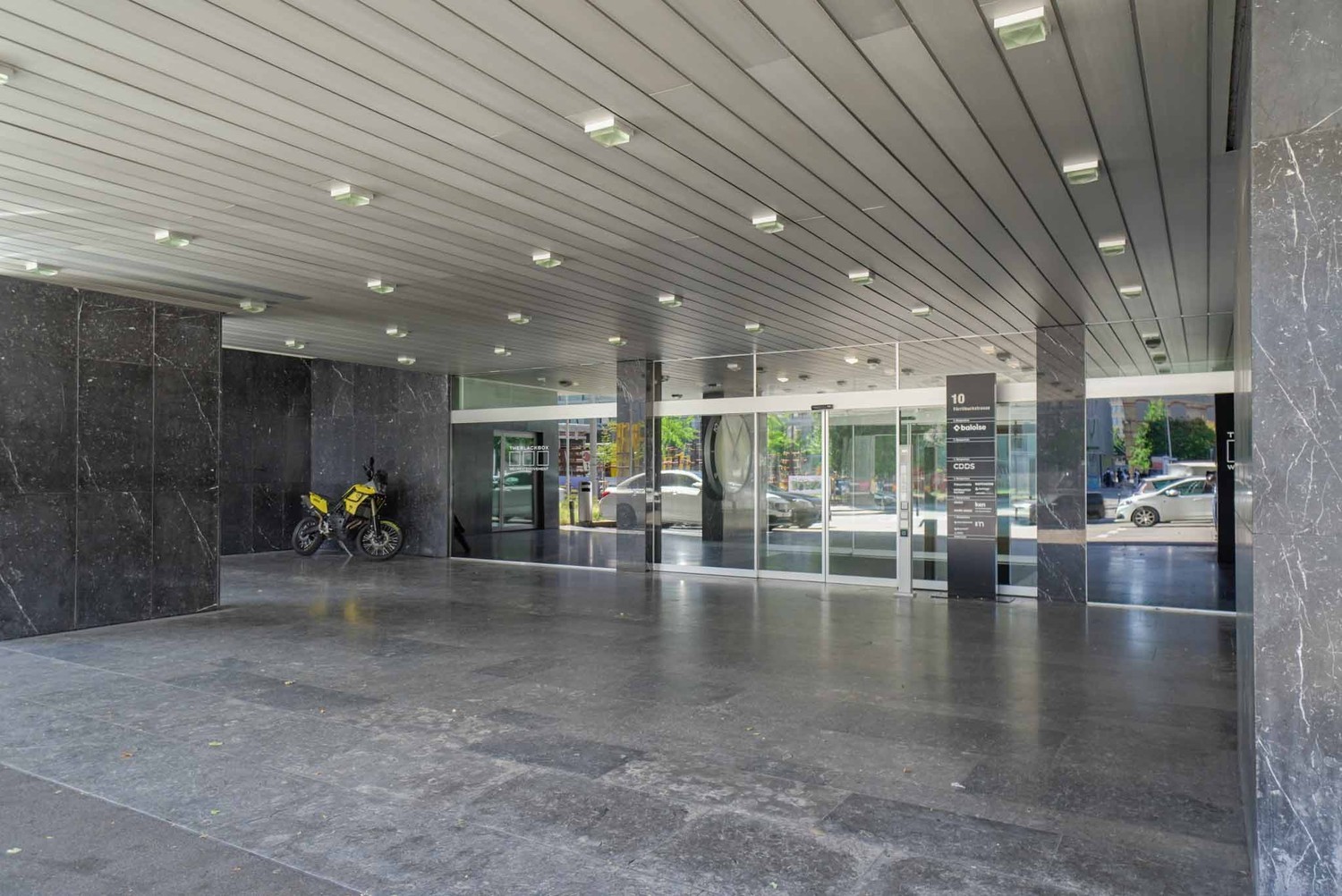 1070m² office