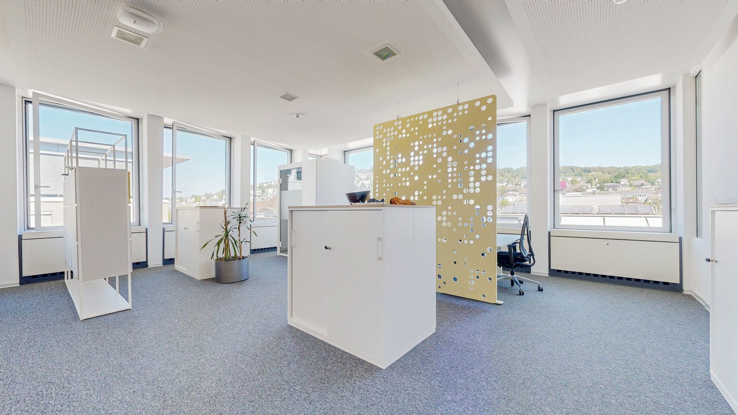 1070m² office
