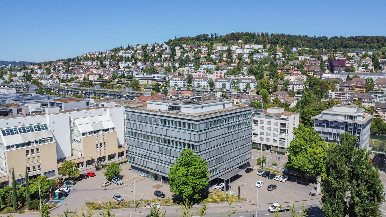 1070m² office